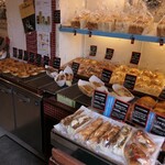 ブーランジェリー セイジアサクラ - パン棚全景