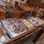 ブーランジェリー セイジアサクラ - パン棚全景