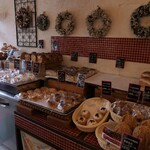 ブーランジェリー セイジアサクラ - パン棚全景