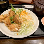 하나노 마이 프레나 마쿠하리점 - 닭튀김 정식 750엔