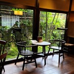 茶房 糸屋 - 中から見たテーブル席
