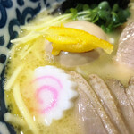 名物よだれ鶏と濃厚鶏白湯麺MATSURIKA - 特製濃厚鶏白湯麺、かいわれの下には柚子皮と味玉が忍んでいた