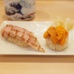 つきぢ神楽寿司  - 炙り大とろ(770円)と塩水うに(1100円)