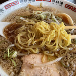 琥珀亭 - 黄色いチョイ透明感の中細麺