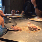 ステーキ・慶 - 美味しく焼けたお肉の取り分け作業中（笑）