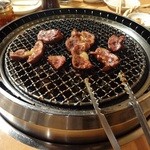 平城園 - 焼かれているお肉達・・