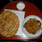 マディナ カレーレストラン - マトンとカリフラワーのカレーと丸いナン2枚