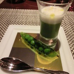 ラ ターブル ドゥ ジョエル・ロブション - アミューズはグリンピースの風味が活きた一品。