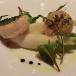 ラ ターブル ドゥ ジョエル・ロブション - 帆立貝のソテーを爽やかなアンティーブのサラダと共に。