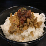 赤麺 梵天丸 - これのファンが多い白ご飯＋オリジナルのザーサイ。
