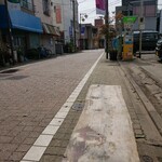 スタミナ苑 - 軒先にある7人しか座れない椅子