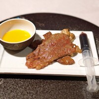神戸牛炉釜炭焼ステーキ IDEA 銀座 - 先付　　炭火直焼き神戸牛のスキヤキ スタイル
