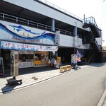 にし与 - 通りから見たお店の外観