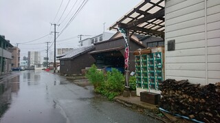 Morioka Shokudou - 高松の池公園から歩いて向かう途中に野菜自動販売機があった(^^)もちろん稼働中。