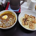 牛すじカレー 小さなカレー家 - 牛すじカレー並（600g:450円）、味噌ぶた（200円）