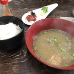 はかた屋大吉 - サービスの豚汁と白ご飯