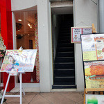 リエゾン - 目立たない入り口，外の看板メニュー出てればOKだろう