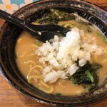 たくぞうのらーめん - 刻みタマネギ投入