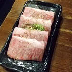 炭火焼肉じゅじゅ庵 - 最初に来たお肉☆
            プレミアムコースのサービスらしいです。