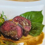 Aso うぶやま キュッフェ - 鹿内腿と外腿を燻すようにじっくり焼き上げて