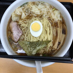 らーめんどんぐり - 大盛り分の麺が、完全にスープから上に出ています。