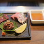 十勝ハーブ牛焼肉 MONMOM - 十勝ハーブ牛刺身3点盛り