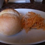 PASTAVOLA - パンとサラダ