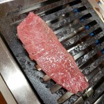 スタミナ苑 - カルビを焼く