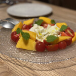 テッラ イタリアーナ - ブッラータチーズのカプレーゼ　1,990円