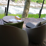 渓流テラス - テーブルは、ちょっと狭い