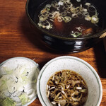 手打ち大石田そば　きよ - 鳥つけ汁(250円)と薬味、蕎麦猪口に入っていた蕎麦つゆ