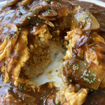 La ・Tour - オムライスの中は白飯です。ハヤシソースは白飯がイイですね。