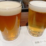 ワールド クラフト ビール バー - ビール2種飲み比べ（左）京都麦酒ケルシュ（右）貴醸ゴールド