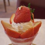 資生堂パーラー - 山梨県 吉田市産“富士夏媛”のプレミアムストロベリーパフェ