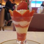 資生堂パーラー - 山梨県 吉田市産“富士夏媛”のプレミアムストロベリーパフェ