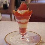 資生堂パーラー - 山梨県 吉田市産“富士夏媛”のプレミアムストロベリーパフェ