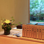 Sushi Hamashiba - 花器の横の鶴見えますか？