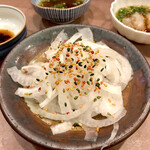 鮨処 多田 - カツオのたたき ステーキ風のスライスオニオン