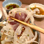 鮨処 多田 - たっぷりのスライスオニオンと共に