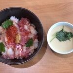 Kura Zushi - 旬の海鮮丼+特製茶碗蒸し付き：５５０円（税込）