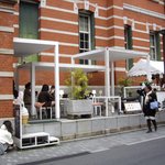 ソーシャルデザインカフェ ソボロ - 2009/3月：博物館壁面の赤レンガを背景に白が映えるオシャレなオープンカフェ