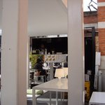 ソーシャルデザインカフェ ソボロ - 2009/3月：店内の客席から厨房＆カウンターを覗く