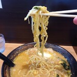 ラーメンだるまや  - ぶっとい麺ですが短いです。食べやすスクするため？