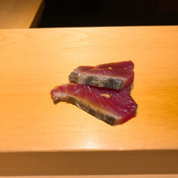 鮨 はしもと - 藁で燻した鰹