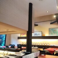 入道 - 天井が高いくて開放感。ひろびろとしたテーブル席