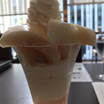 千疋屋総本店 フルーツパーラー - 桃のパフェ２７５０円。桃のピューレ、アイスクリームも存在感があり、大満足です（╹◡╹）（╹◡╹）