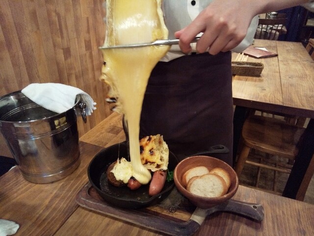 西洋料理、サービス、ワイン、チーズ ワイン×チーズ料理専門店 チーズチーズカフェ 三宮店 （【旧店名