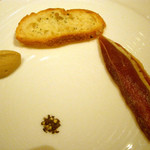 アミューズ。鴨の生ハム、黒胡椒を添えて。フォアグラのムース。あまいラスク。