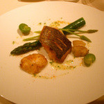 お魚。イサキや焼き白子、蛤　お野菜などです。