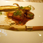 レストラン エテルニテ - ラギオールのナイフで切りました。肉厚です。骨の周りは手掴みで、、、フィンガーボールがあります。